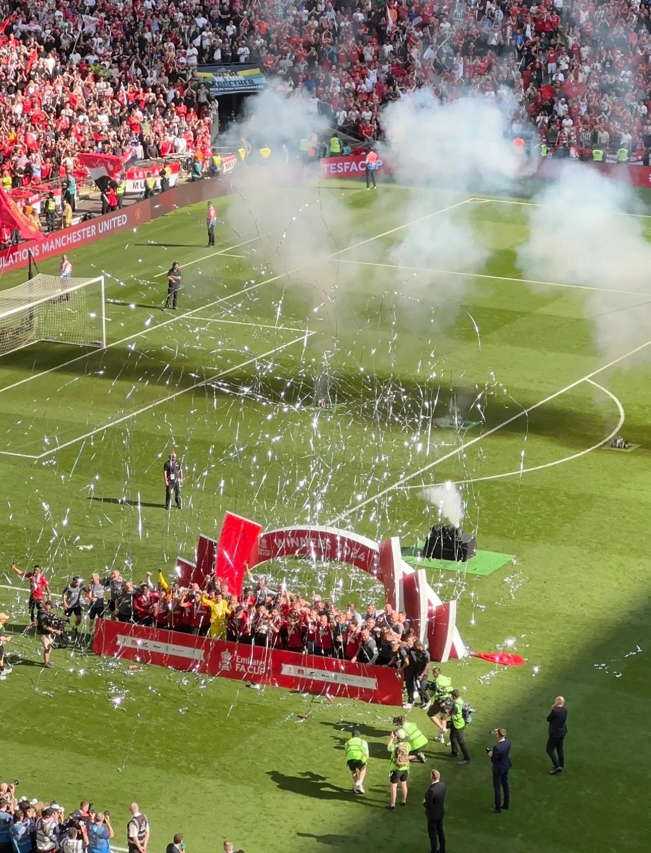 包含足球女队比赛场面火爆足球迷疯狂呐喊的词条