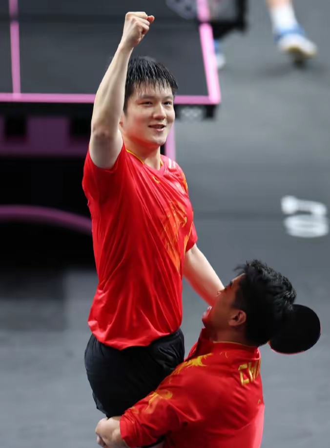 锦标赛擂台上，运动员挥洒青春活力